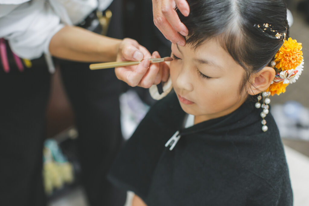 着物レンタルを利用した7歳女の子の七五三スタジオ写真