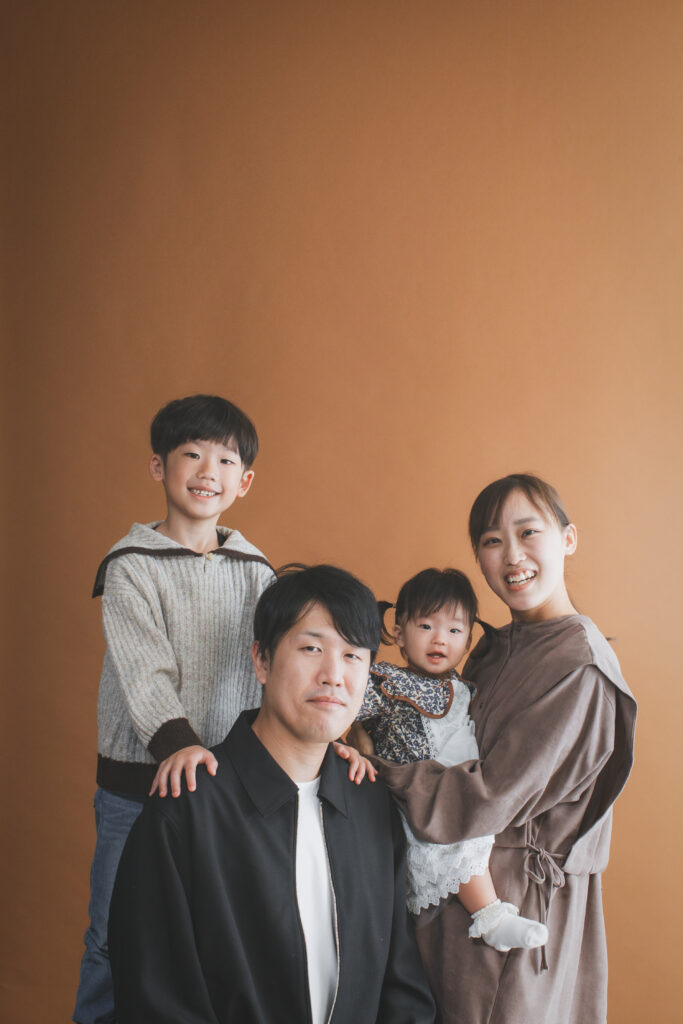 家族4人で撮影する1歳バースデーフォト