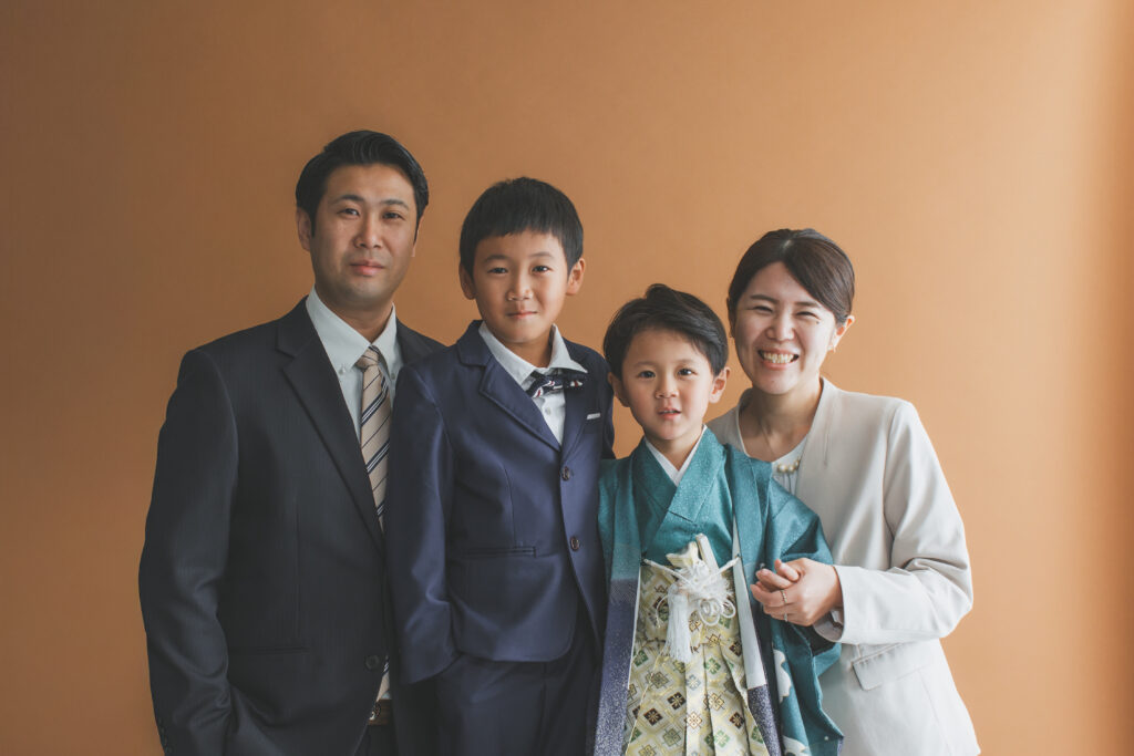 少し緊張しながらも着物姿でポーズをする5歳男の子の七五三写真(小山市フォトスタジオ)