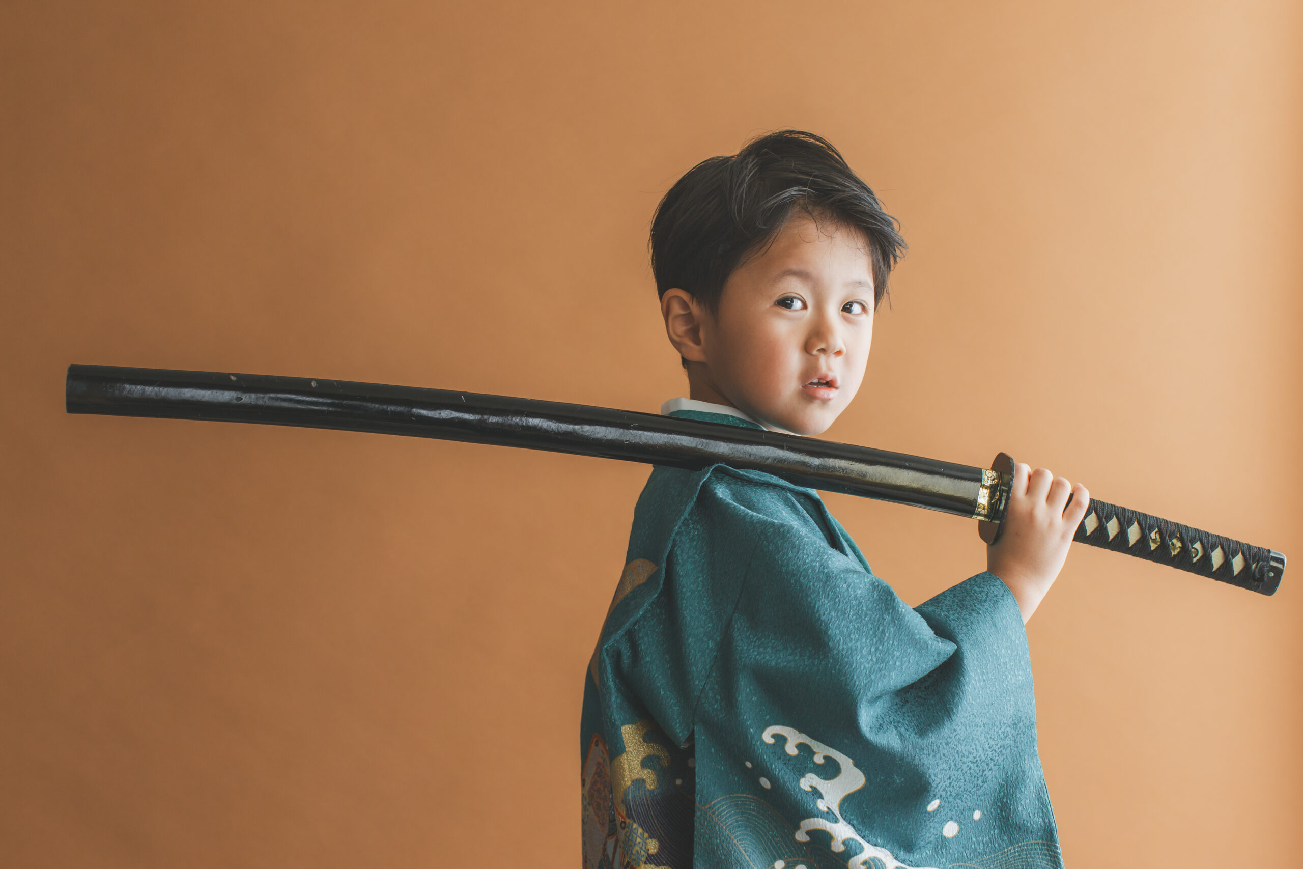 少し緊張しながらも着物姿でポーズをする5歳男の子の七五三写真（小山市フォトスタジオ）