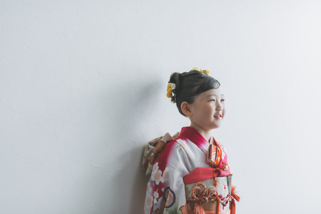 着物レンタルの赤い着物を着てポーズを取る7歳女の子