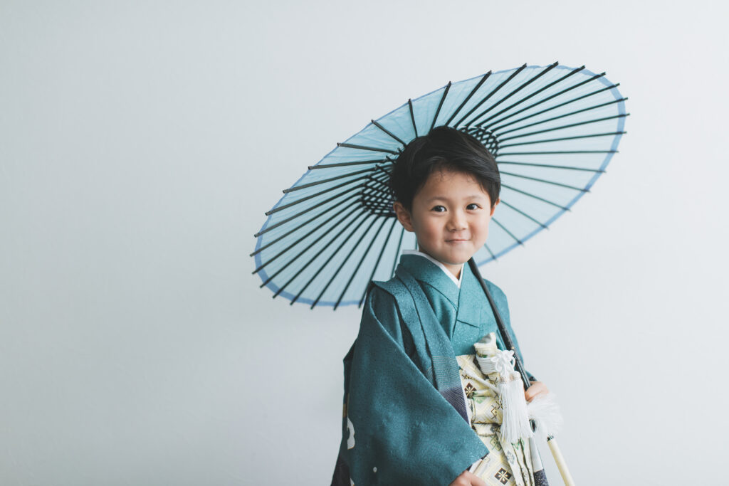 少し緊張しながらも着物姿でポーズをする5歳男の子の七五三写真(小山市フォトスタジオ)