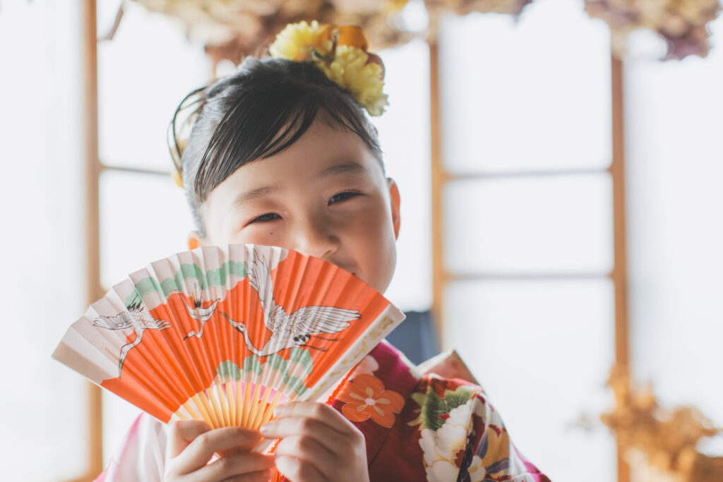 着物レンタルの赤い着物を着てポーズを取る7歳女の子