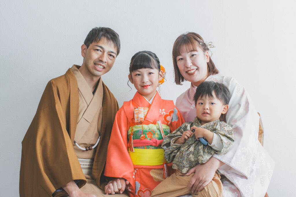 着物レンタルを利用した7歳女の子の七五三スタジオ写真