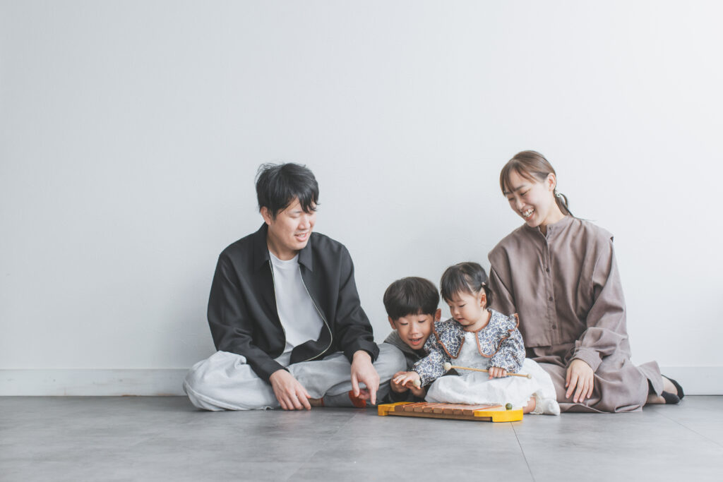 ママから離れられない1歳女の子の自然な表情