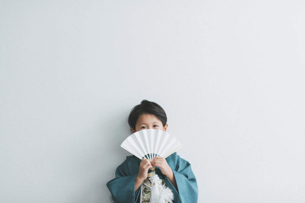 遊びながら見せた無邪気な笑顔の男の子(七五三 5歳)