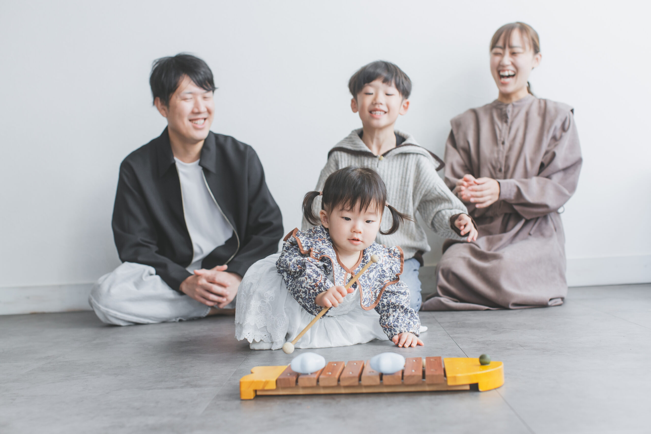 家族4人で撮影する1歳バースデーフォト