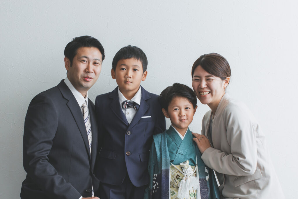 少し緊張しながらも着物姿でポーズをする5歳男の子の七五三写真(小山市フォトスタジオ)