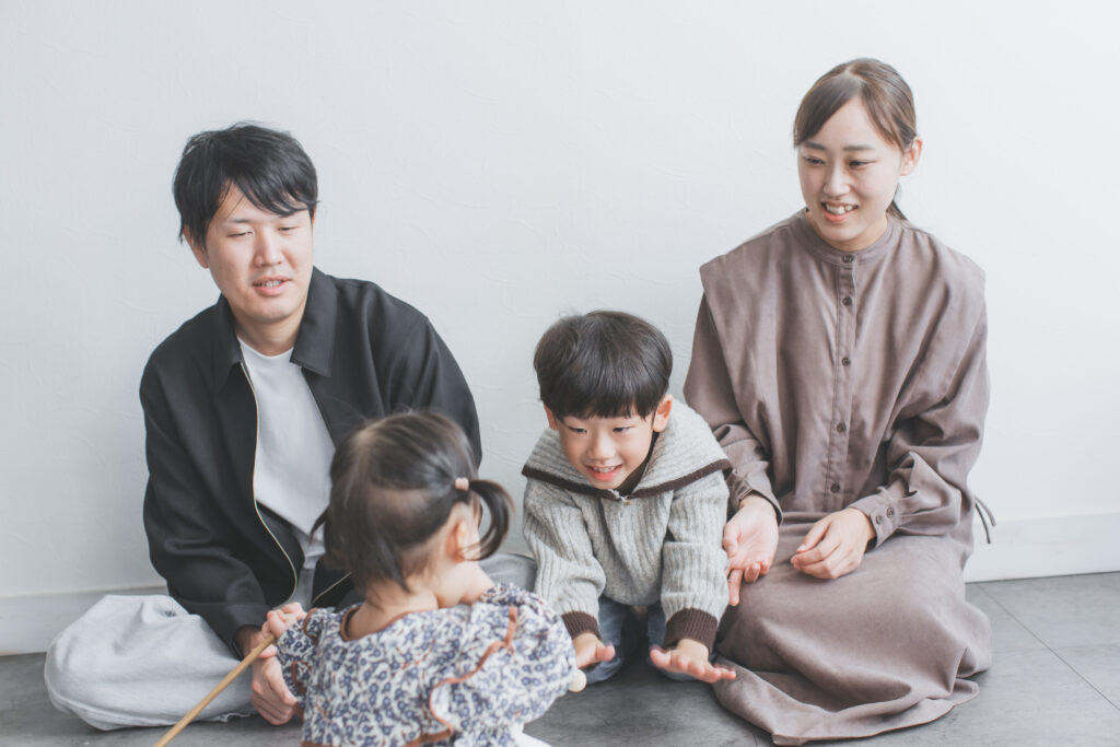 家族4人で撮影する1歳バースデーフォト