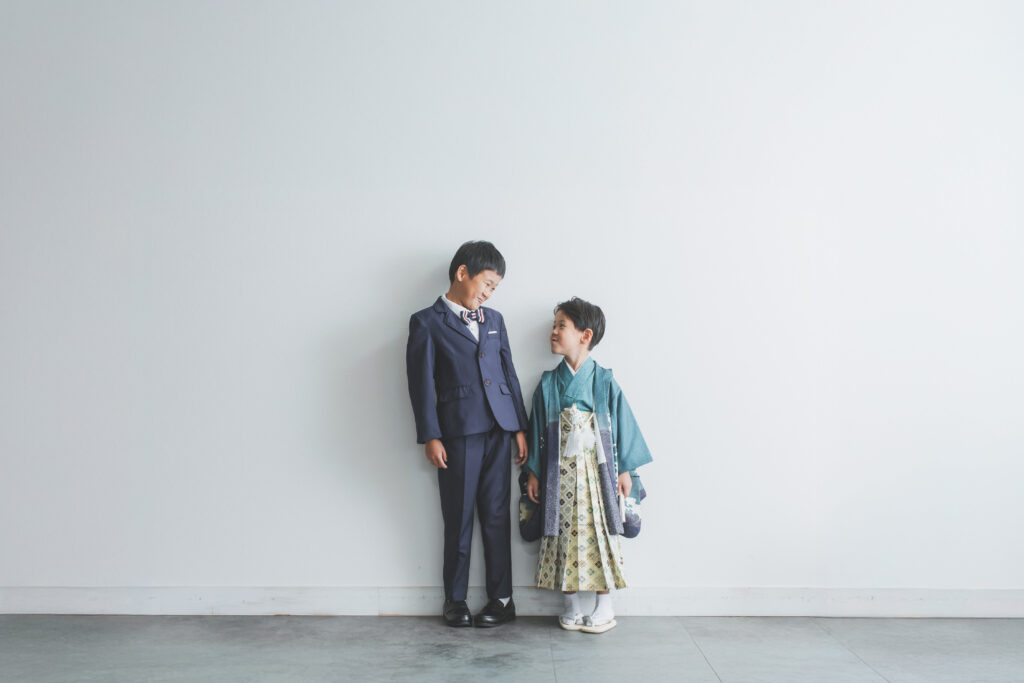 兄と並んで柔らかい笑顔を見せている七五三ショット