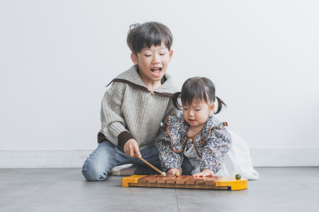 兄と一緒に撮影する1歳女の子バースデーフォト