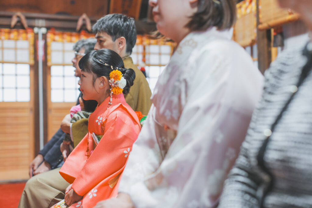 祈祷中を撮影した7歳女の子の七五三写真