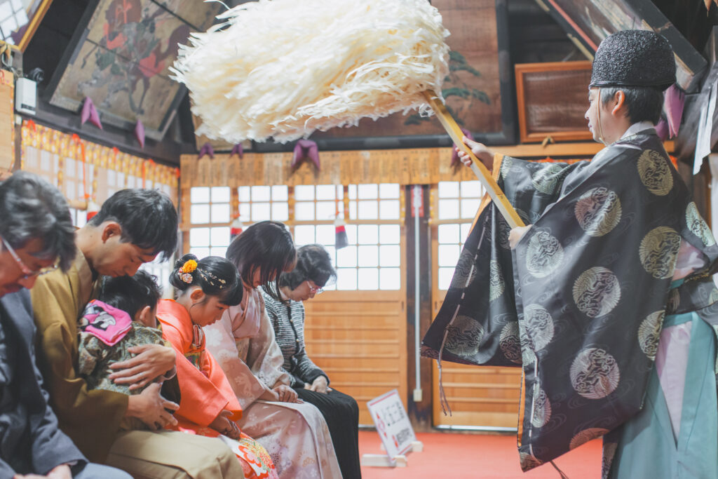 祈祷中を撮影した7歳女の子の七五三写真