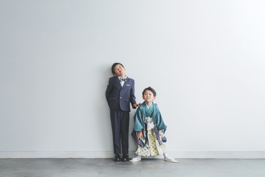 兄と並んで柔らかい笑顔を見せている七五三ショット