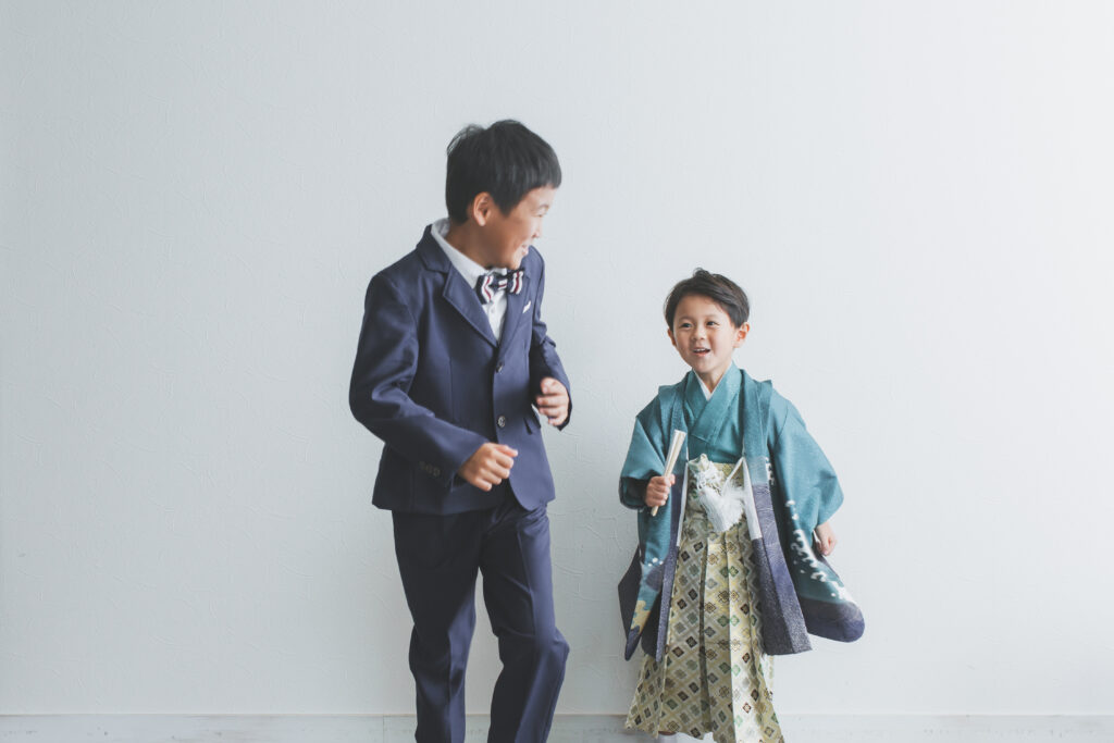 兄弟でかけっこを楽しむ自然なスナップ写真(スタジオ内)