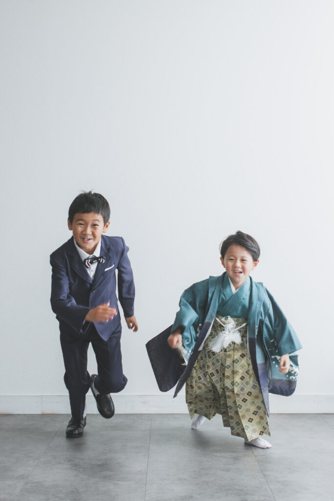 兄弟でかけっこを楽しむ自然なスナップ写真(スタジオ内)