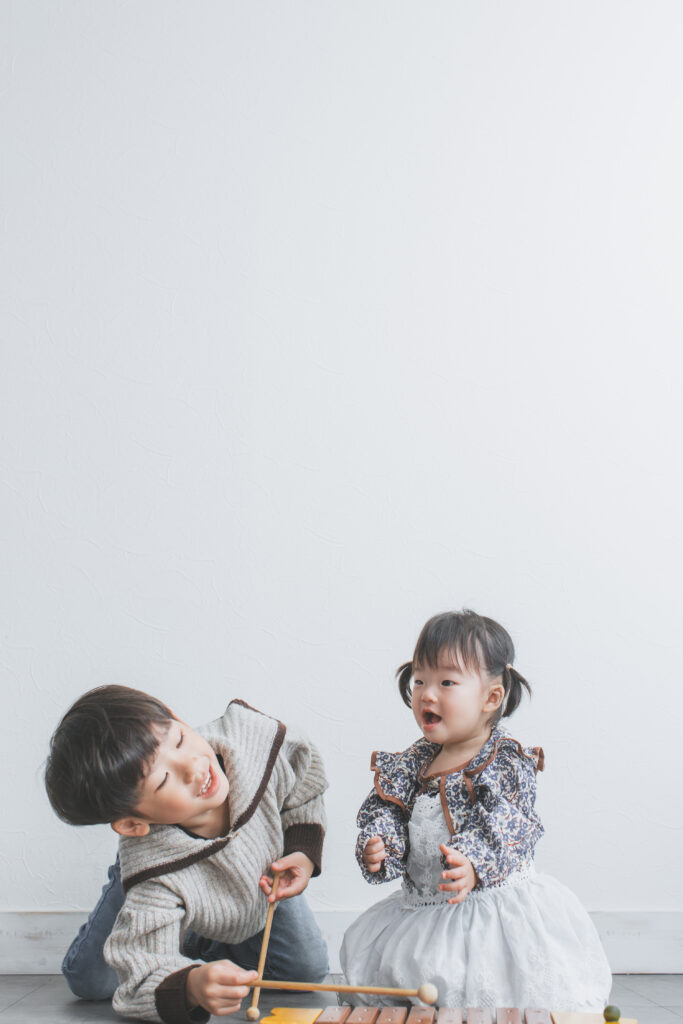 兄と一緒に撮影する1歳女の子バースデーフォト