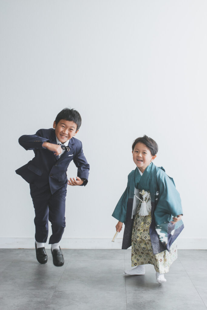 兄弟でかけっこを楽しむ自然なスナップ写真(スタジオ内)