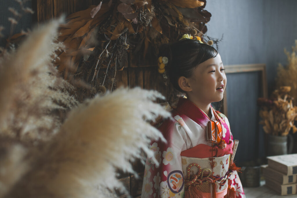 着物レンタルの赤い着物を着てポーズを取る7歳女の子