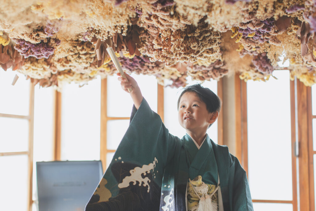 遊びながら見せた無邪気な笑顔の男の子(七五三 5歳)