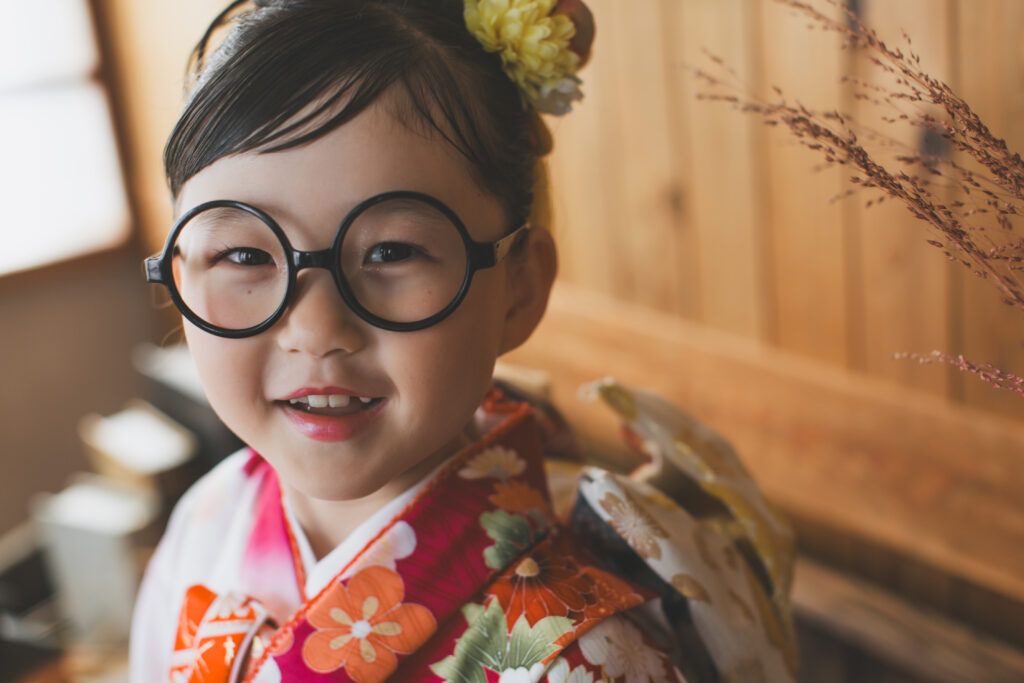 着物レンタルの赤い着物を着てポーズを取る7歳女の子