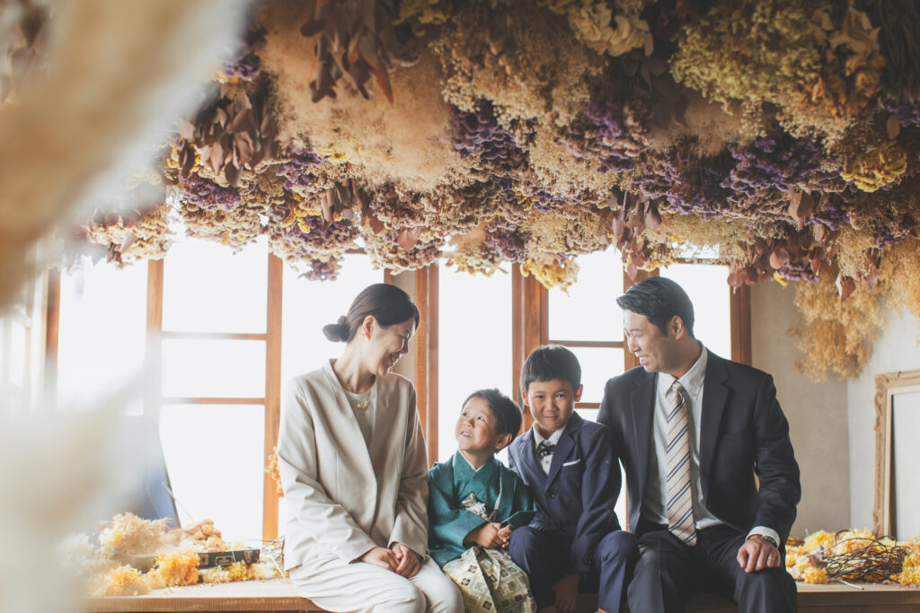 遊びながら見せた無邪気な笑顔の男の子(七五三 5歳)