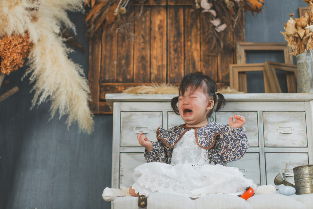 ママから離れられない1歳女の子の自然な表情