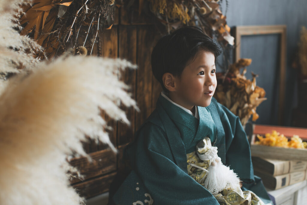 遊びながら見せた無邪気な笑顔の男の子(七五三 5歳)