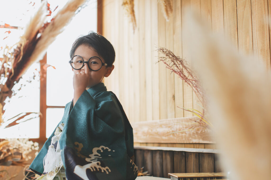 遊びながら見せた無邪気な笑顔の男の子(七五三 5歳)