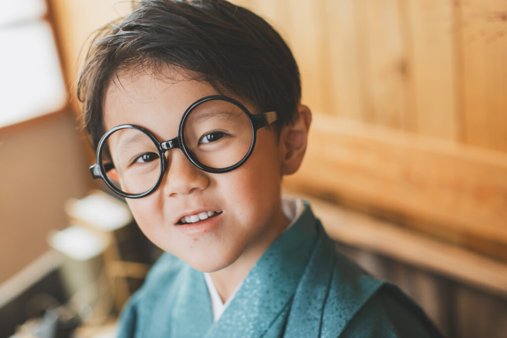 少し緊張しながらも着物姿でポーズをする5歳男の子の七五三写真(小山市フォトスタジオ)