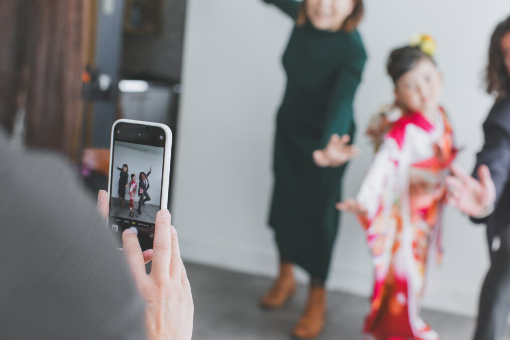 家族ではっちゃけたポーズで笑顔を見せる七五三記念写真