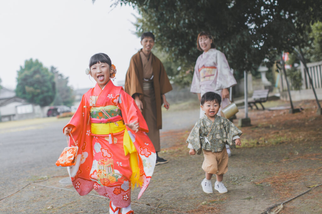 健田須賀神社で七五三撮影をする7歳女の子の後ろ姿