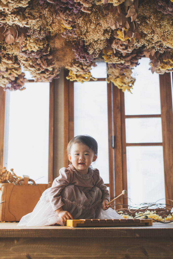 おしゃべりが上手な2歳女の子の記念写真