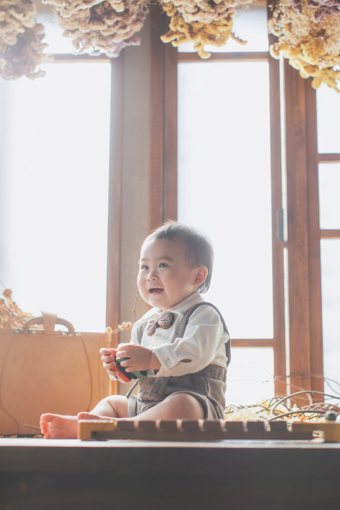 1歳男の子のバースデーフォト 車のおもちゃで遊ぶ様子