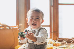 1歳男の子のバースデーフォト 車のおもちゃで遊ぶ様子