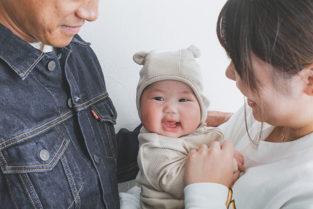 100日祝いで笑顔を見せる赤ちゃん フォトスタジオ