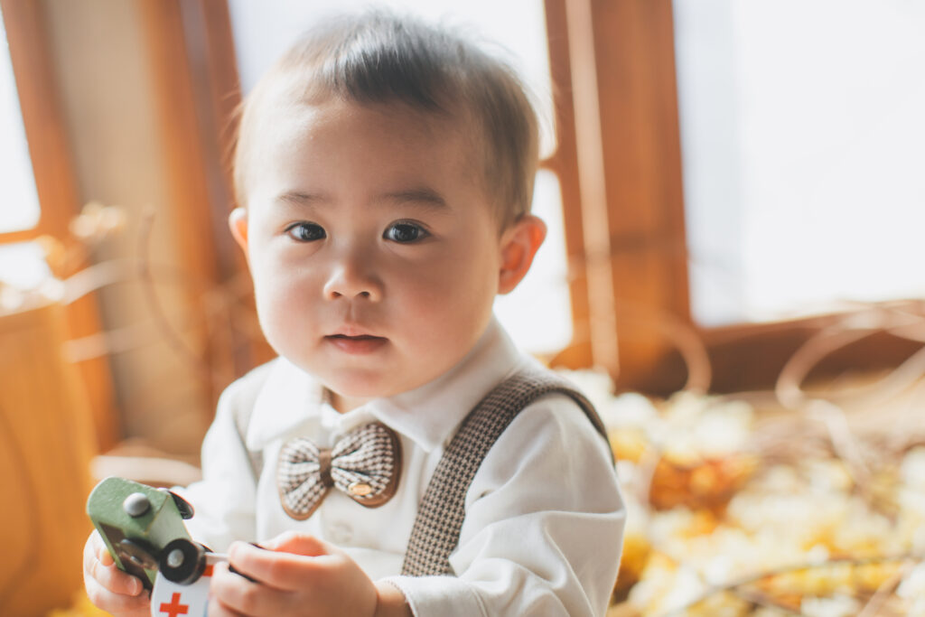 1歳男の子のバースデーフォト 車のおもちゃで遊ぶ様子