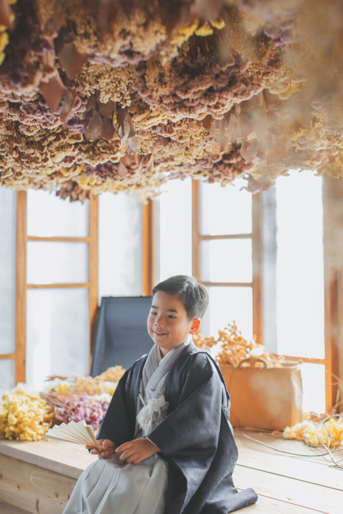 七五三撮影をする男の子 小山 フォトスタジオ