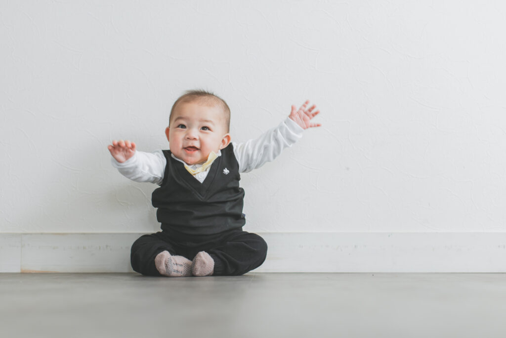 短時間でお座りするハーフバースデー撮影