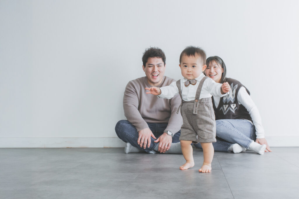 1歳バースデーフォト 歩き始めた男の子の自然な表情