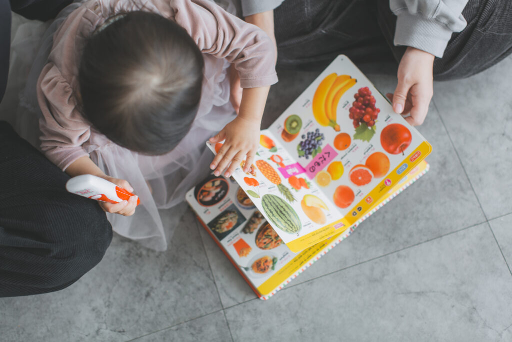 お気に入りのおもちゃで遊ぶ2歳バースデーフォト