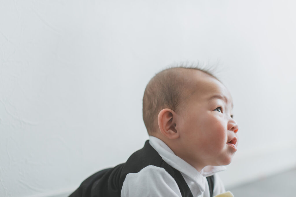 ハーフバースデーで笑顔を見せる赤ちゃん 小山市 写真スタジオ