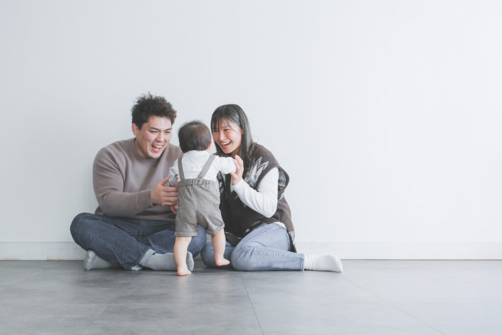 1歳バースデーフォト 歩き始めた男の子の自然な表情