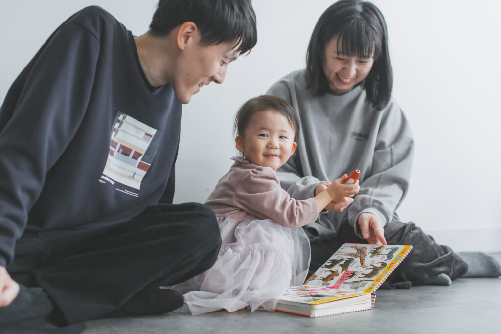お気に入りのおもちゃで遊ぶ2歳バースデーフォト