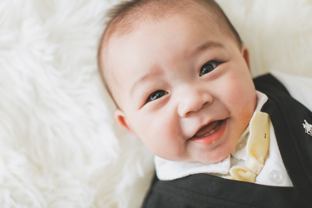 ハーフバースデーで笑顔を見せる赤ちゃん 小山市 写真スタジオ