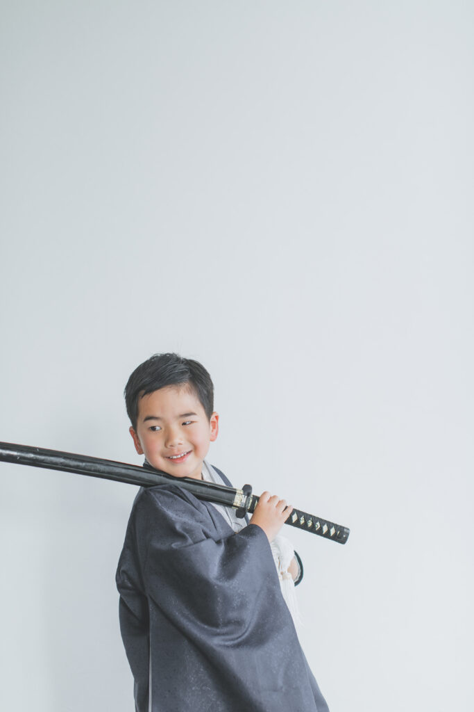 七五三撮影をする男の子 小山 フォトスタジオ