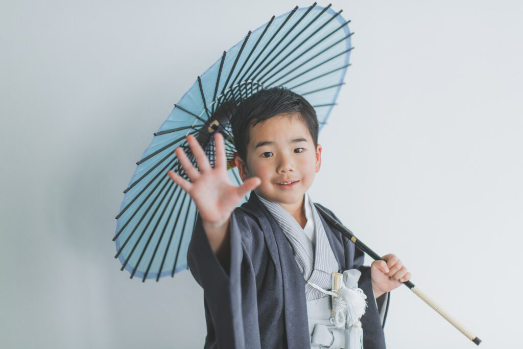 七五三撮影をする男の子 小山 フォトスタジオ