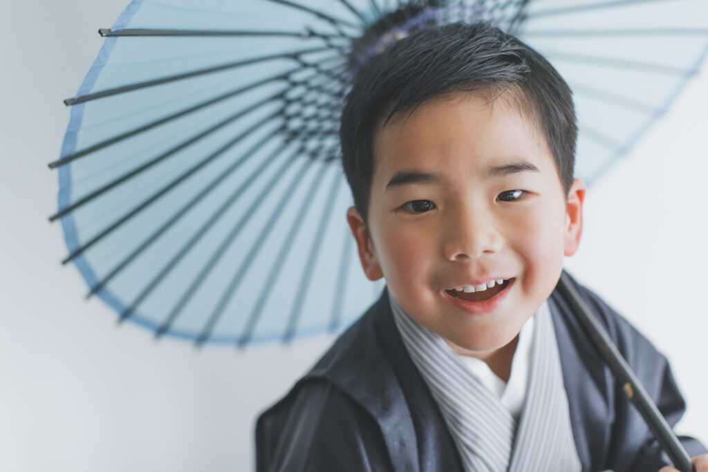 七五三撮影をする男の子 小山 フォトスタジオ
