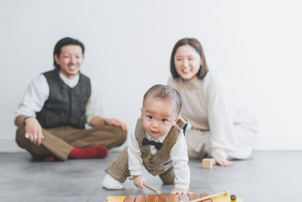 ハイハイが速い1歳男の子の自然な撮影風景