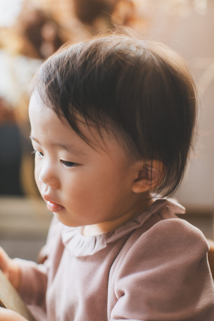 おしゃべりが上手な2歳女の子の記念写真